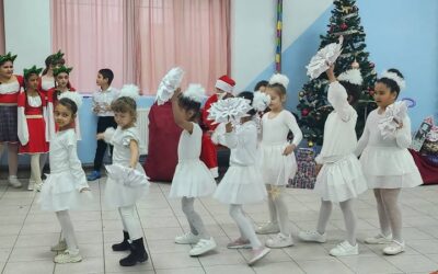 @
Танц „Коледна фея“ – изпълнен от малките снежинки от група “ Пея, играя, танцувам“, които чрез снежна хореография пресъздадоха магията на Коледа.…