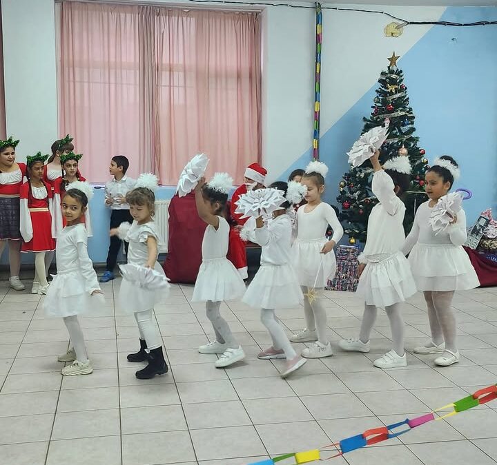 @
Танц „Коледна фея“ – изпълнен от малките снежинки от група “ Пея, играя, танцувам“, които чрез снежна хореография пресъздадоха магията на Коледа.…
