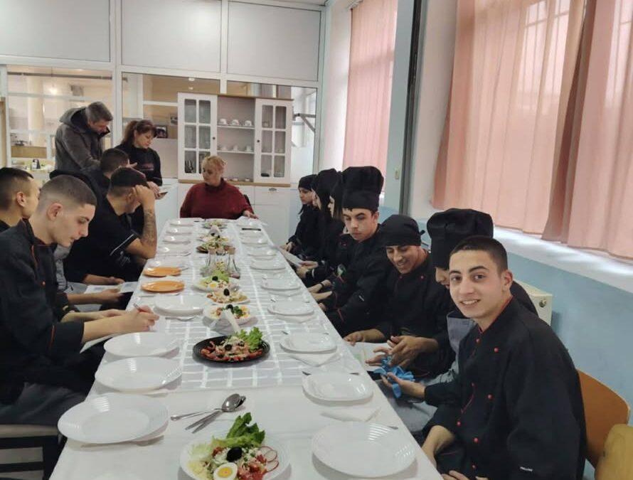 Днес в СУ “ Никола Вапцаров „- с. Дреновец  се проведе открит урок по учебна практика „Кулинарни техники и технологии“ с ученици от 10 клас, професия…