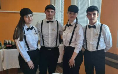 @
Участие на наши ученици, професия „Готвач“ в обслужване на кетъринг по повод откриване на Постоянна изложба с портрети на кметовете на село…