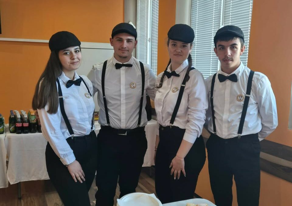 @
Участие на наши ученици, професия „Готвач“ в обслужване на кетъринг по повод откриване на Постоянна изложба с портрети на кметовете на село…